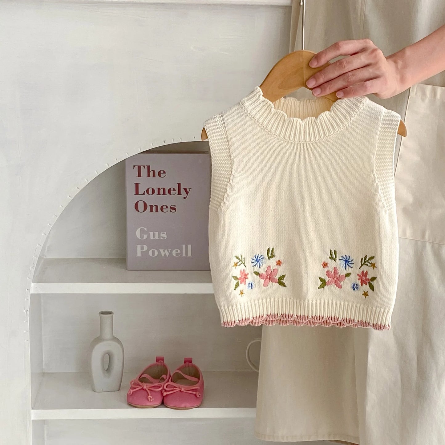 INS Spring and Autumn New Baby Girl Baby Fashion Versatile Cute Embroidered Round Neck Pullover Vest Cotton Knitted Sweater