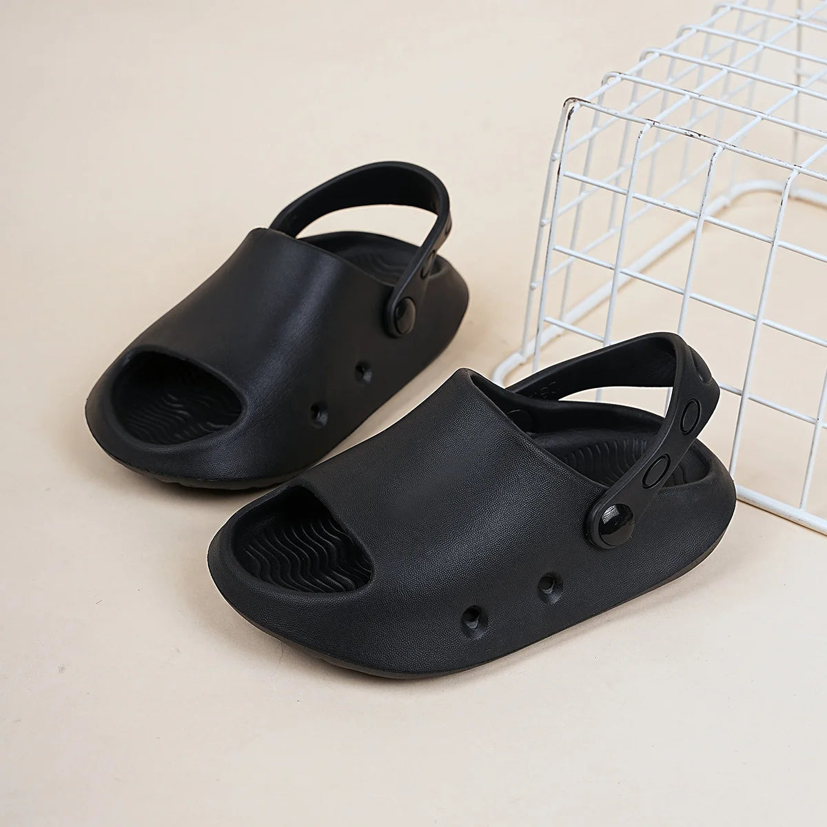 New Summer Fashion and Comfortable Casual Home Outdoor Beach Hole Shoes for Boys and Girls